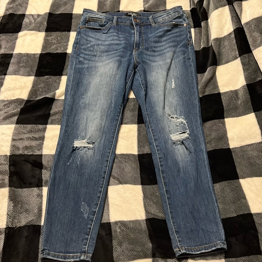 Judy Blue Relaxed Fit Distressed Jeans size 32. EUC.
